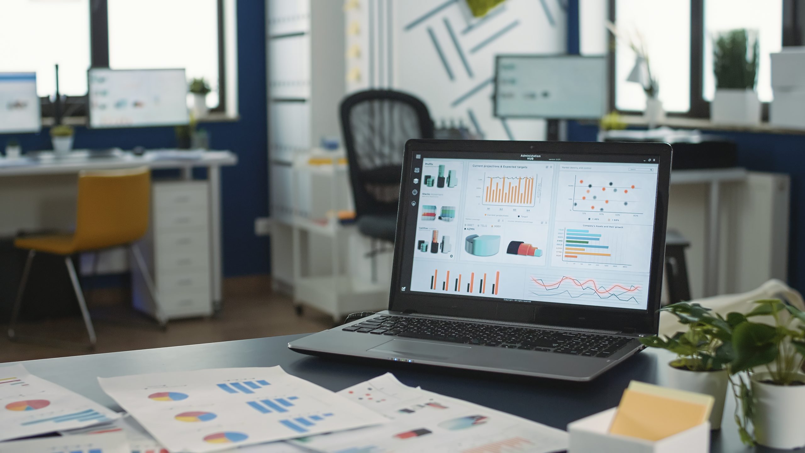 Laptop mit Auswertungen zu Performance und Ladezeiten einer Website